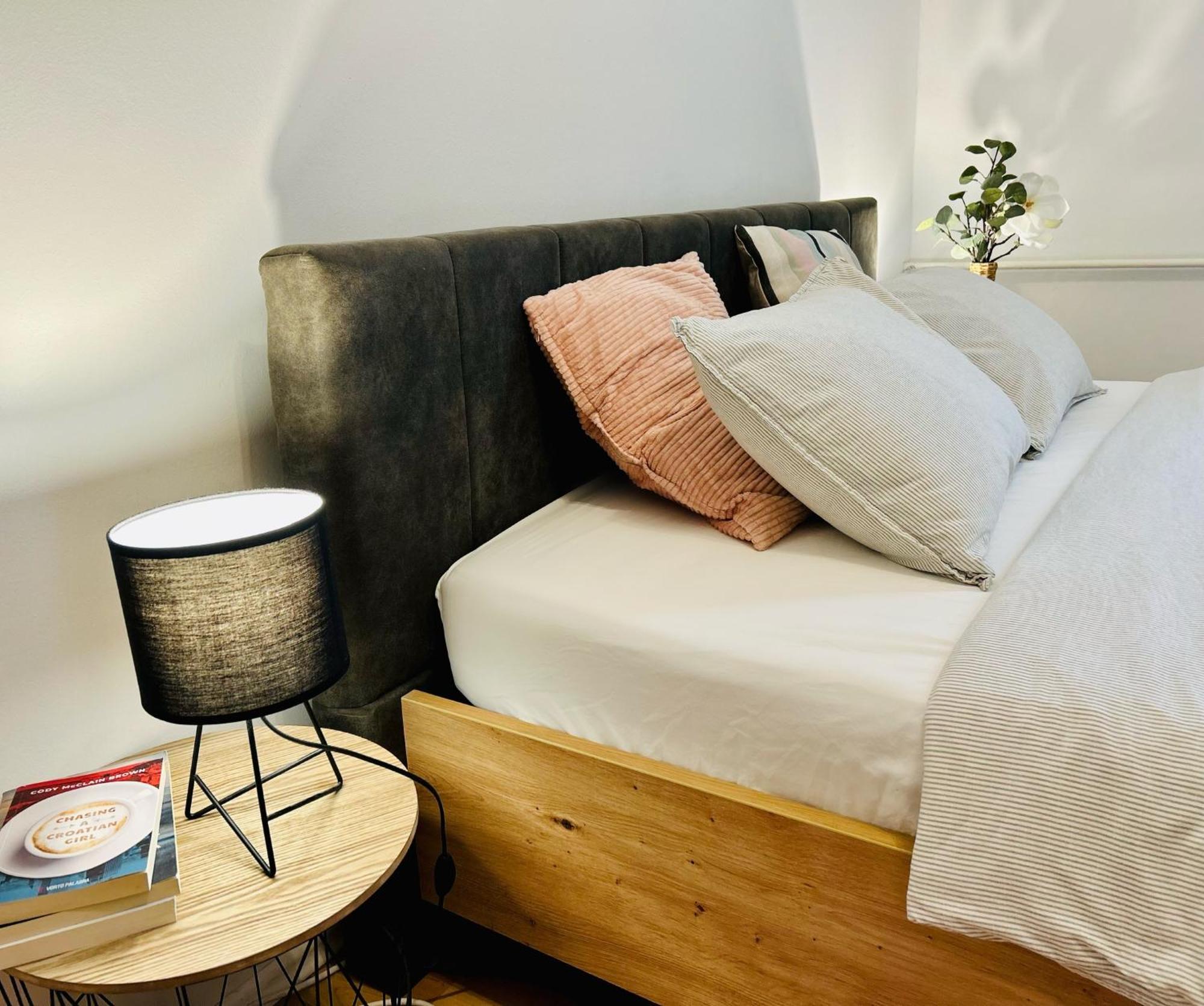 Local Heart At Main Square And Zrinjevac Park! Apartment ซาเกร็บ ภายนอก รูปภาพ